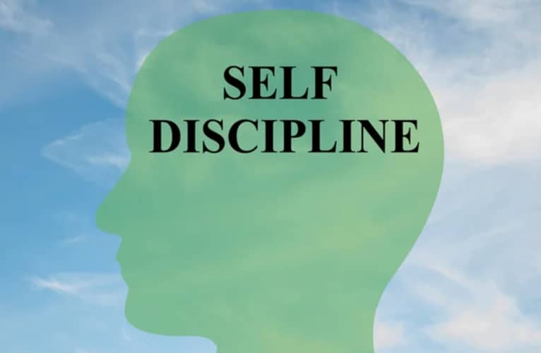 Silueta de una cabeza humana con las palabras "Self Discipline" en su interior, sobre un fondo de cielo azul.