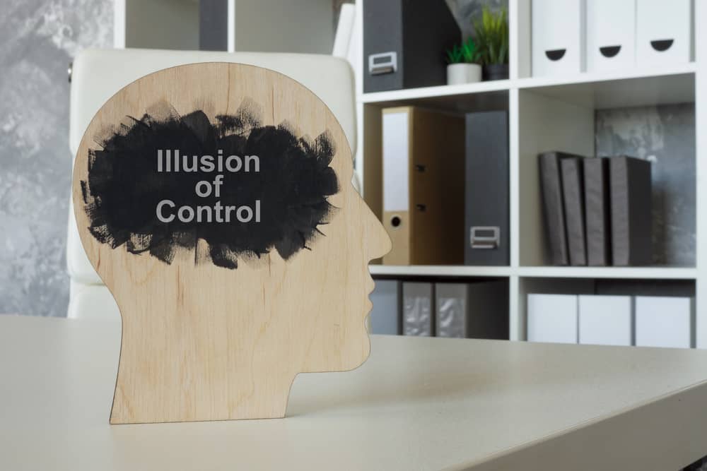 Representación visual del "Concepto de ilusión de control" en una silueta de cabeza humana.