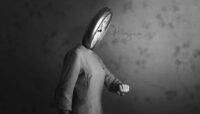 Imagen conceptual en blanco y negro que representa "Qué es la ilusión de control".