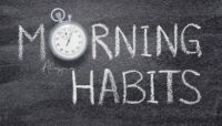 La frase "Morning Habits" escrita en pizarra con un cronómetro, simbolizando el poder de los hábitos matutinos.
