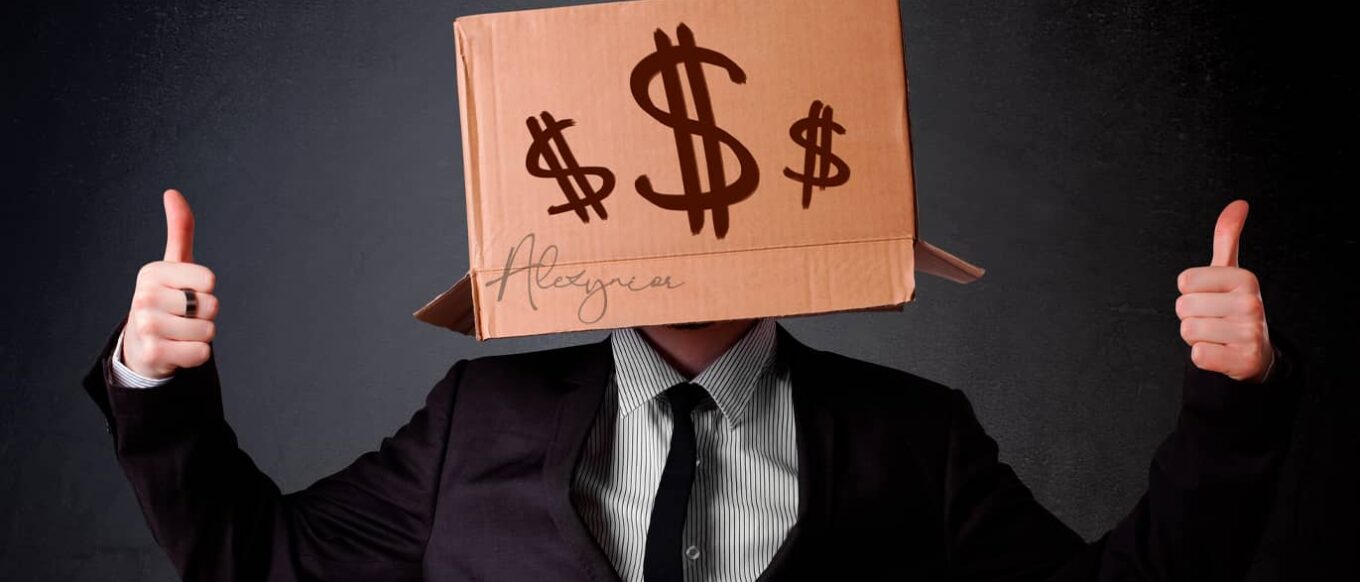 Hombre de traje con una caja de cartón en la cabeza con símbolos de dólar, representando el concepto de dismorfia del dinero.