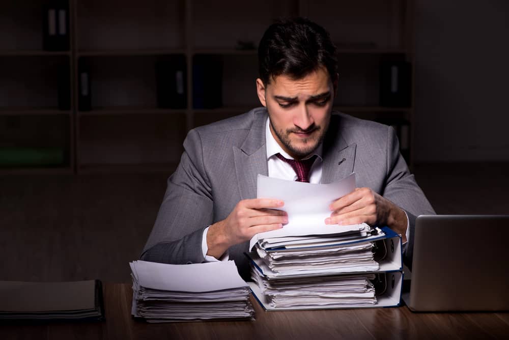 Persona usando la regla de 10 minutos para vencer la pereza