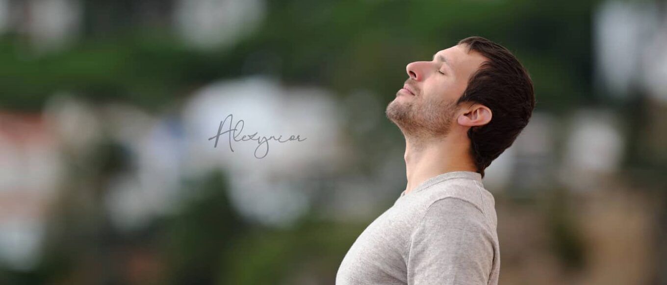 Un hombre de perfil con los ojos cerrados, respirando profundamente y sintiendo alivio, representando qué es ROMO.